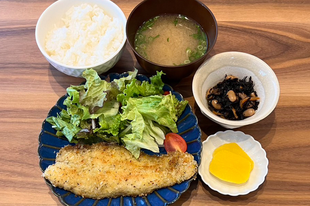 白身魚のチーズパン粉焼定食。富山県砺波市の定食・居酒屋サンタス食堂のフードメニュー