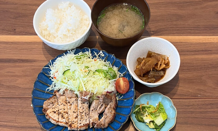 ポークソテーガーリックペッパー定食定食。富山県砺波市の定食・居酒屋サンタス食堂のフードメニュー