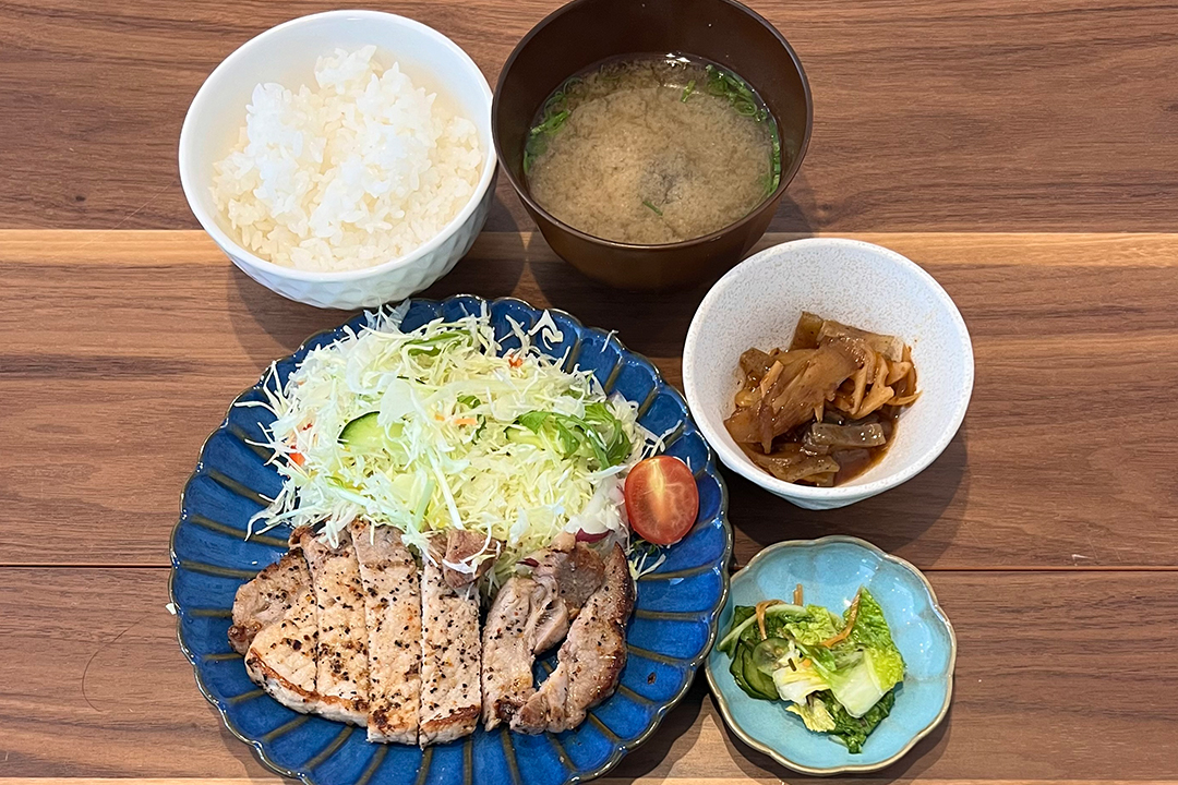 ポークソテーガーリックペッパー定食定食。富山県砺波市の定食・居酒屋サンタス食堂のフードメニュー