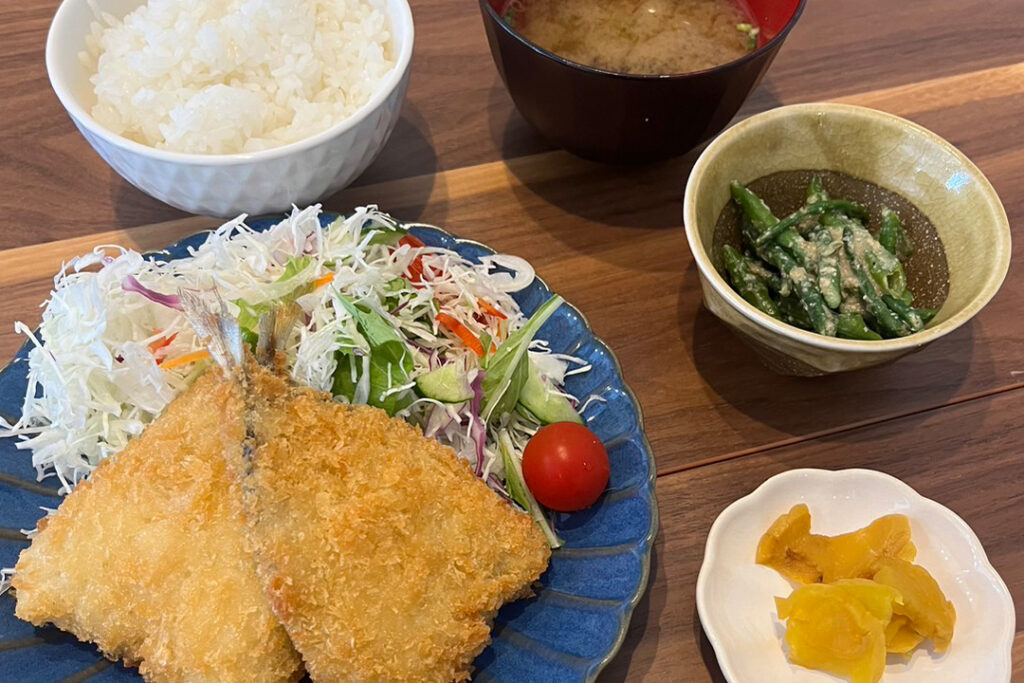 アジフライ定食。富山県砺波市の定食・居酒屋サンタス食堂のフードメニュー。