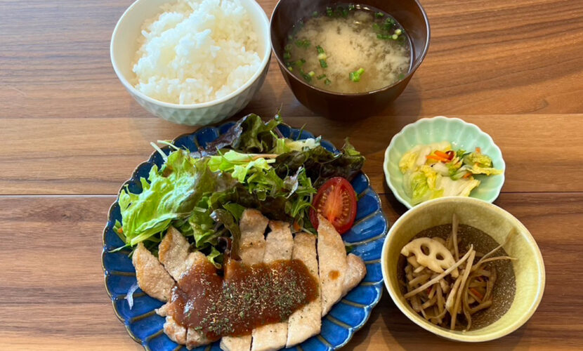 豚のソテー柚子醤油ソース定食。富山県砺波市の定食・居酒屋サンタス食堂のフードメニュー。