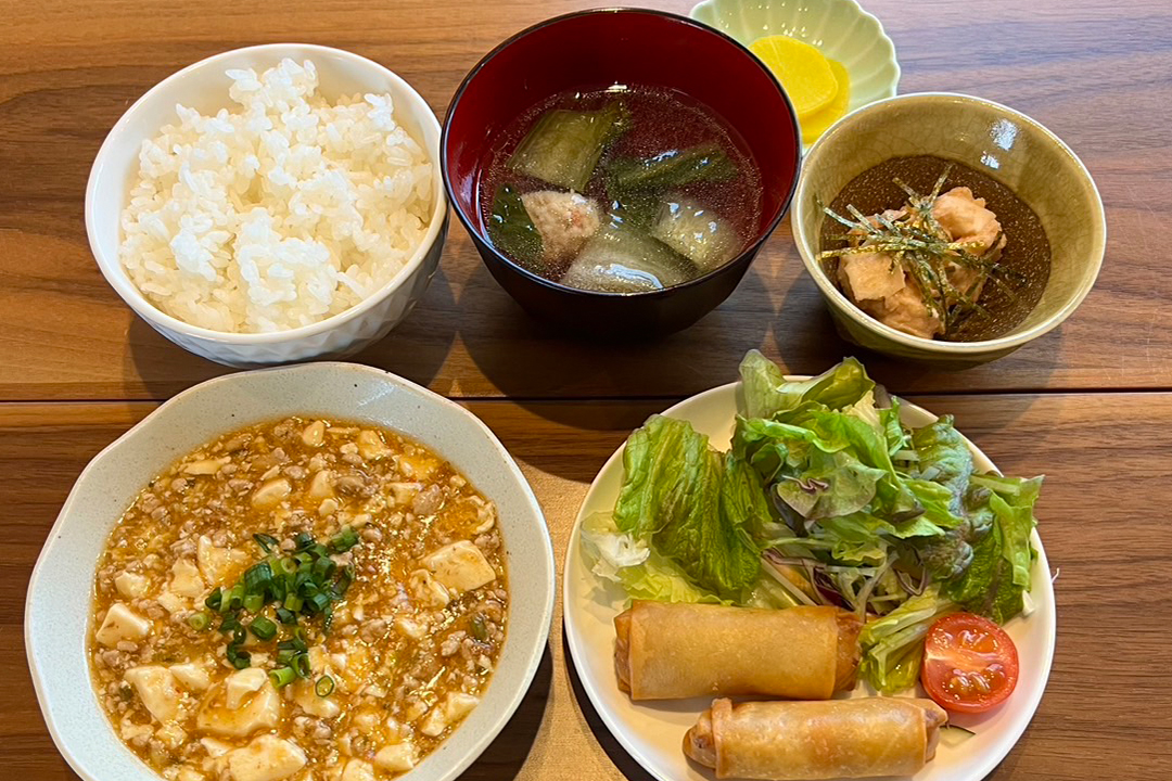 麻婆豆腐＆春巻き定食。富山県砺波市の定食・居酒屋サンタス食堂のフードメニュー。