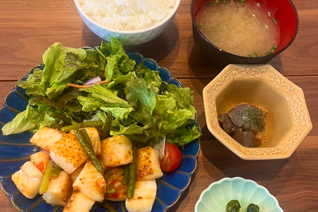 イカのスイートチリソース炒め定食。富山県砺波市の定食・居酒屋サンタス食堂のフードメニュー。