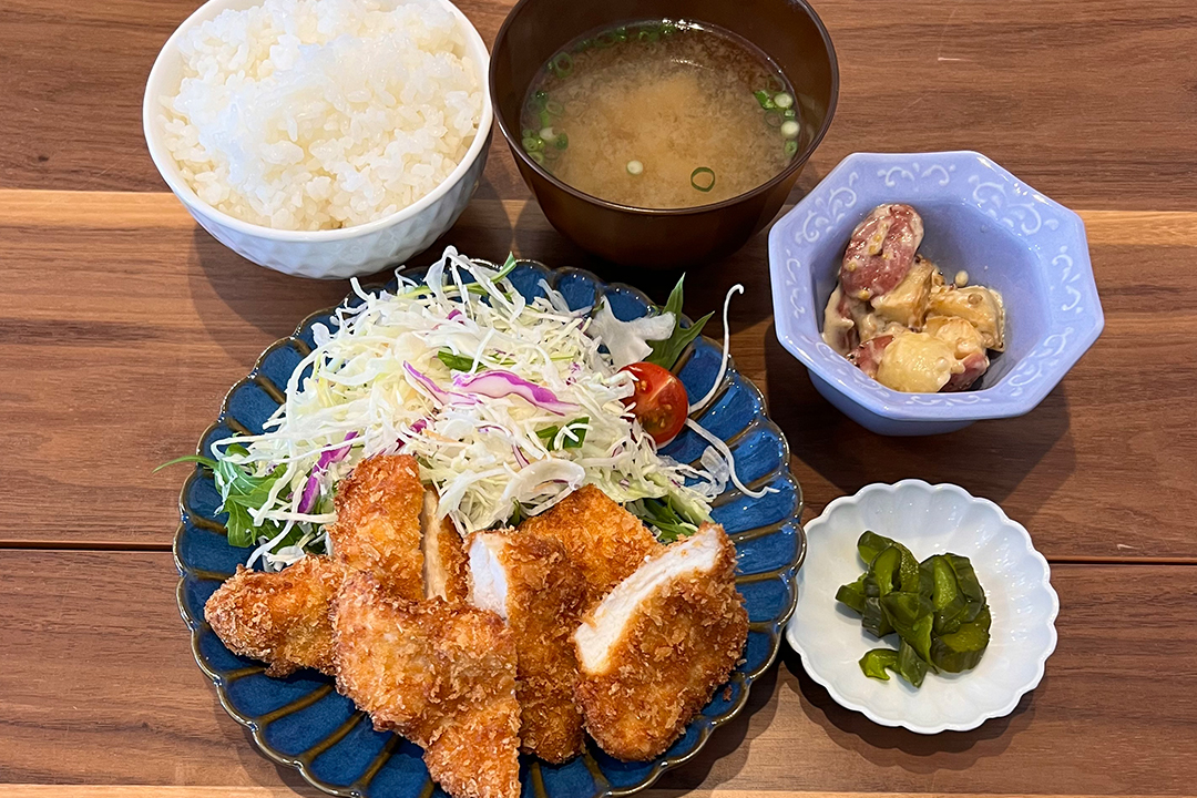 チキンカツ定食。富山県砺波市の定食・居酒屋サンタス食堂のフードメニュー。