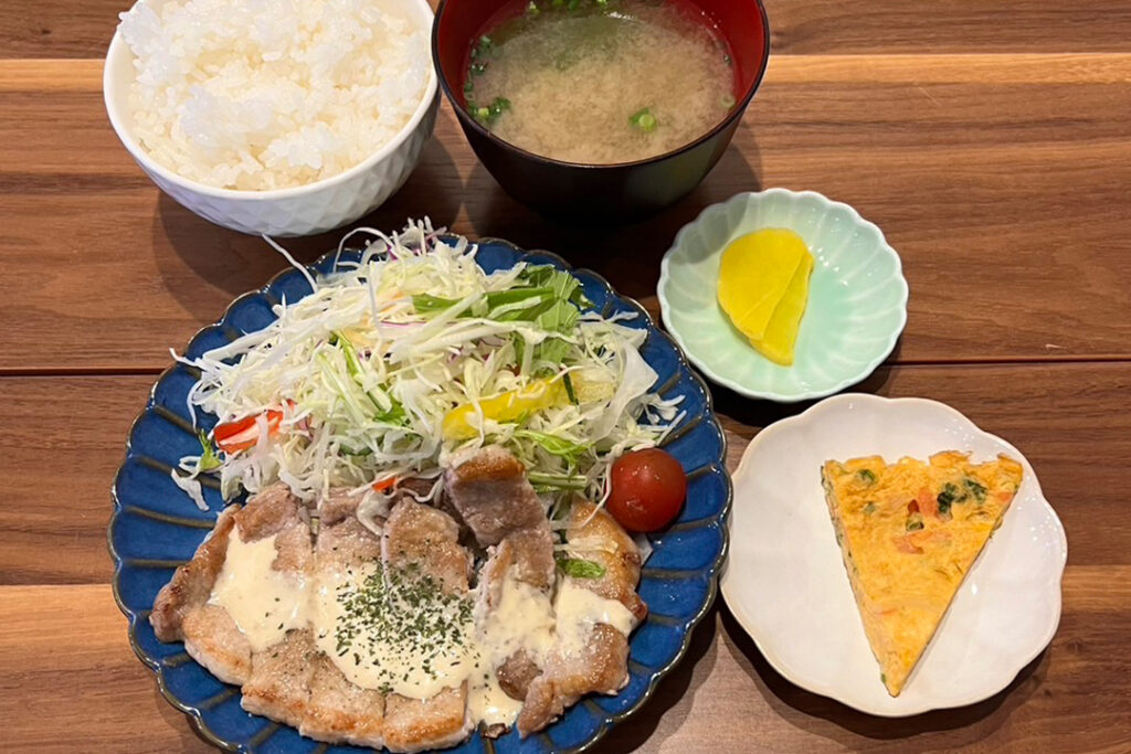 豚のソテークリーミージンジャーソース定食。富山県砺波市の定食・居酒屋サンタス食堂のフードメニュー。