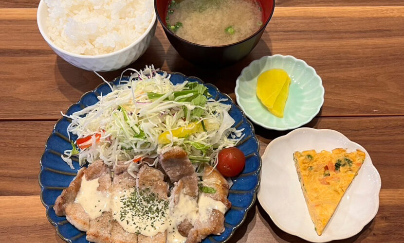 豚のソテークリーミージンジャーソース定食。富山県砺波市の定食・居酒屋サンタス食堂のフードメニュー。