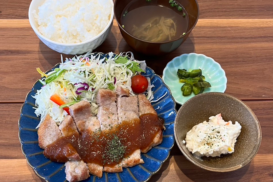 ポークソテー柚子醤油ソース2定食。富山県砺波市の定食・居酒屋サンタス食堂のフードメニュー。