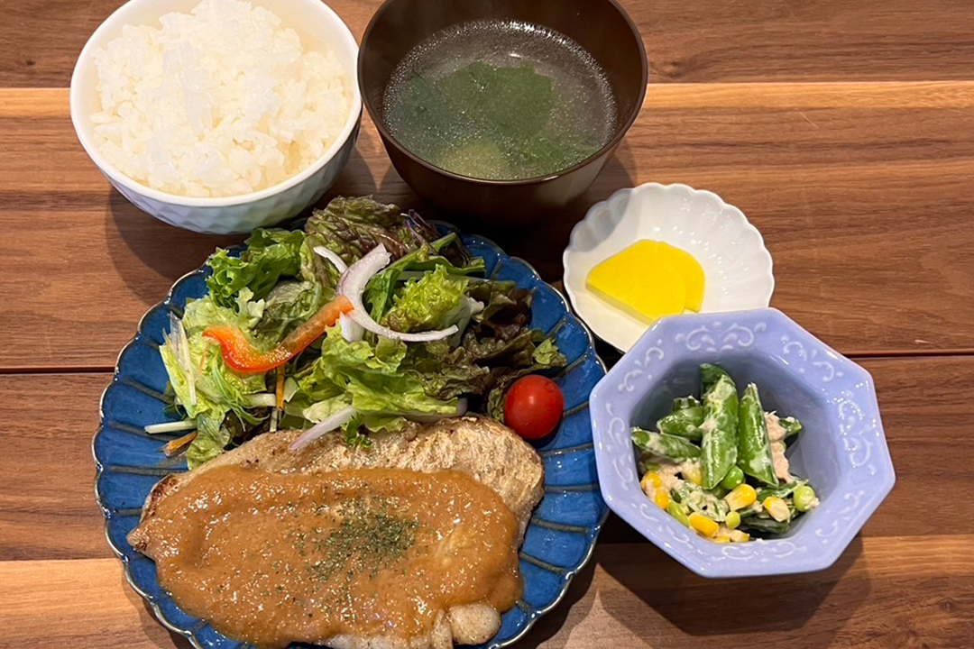 たらのソテーガーリックオニオンソース定食。富山県砺波市の定食・居酒屋サンタス食堂のフードメニュー。