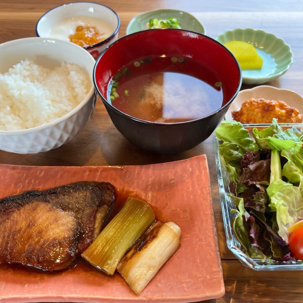 ぶりの照り焼き定食。富山県砺波市の定食・居酒屋サンタス食堂のフードメニュー。