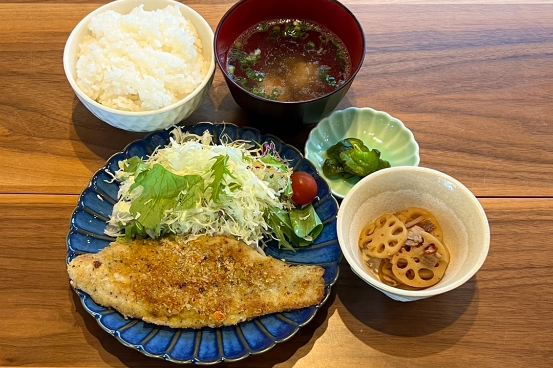 白身魚のチーズパン粉焼定食。富山県砺波市の定食・居酒屋サンタス食堂のフードメニュー。