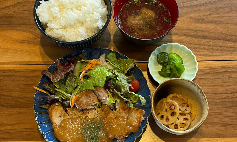 豚のソテーガーリックオニオンソース定食。富山県砺波市の定食・居酒屋サンタス食堂のフードメニュー。