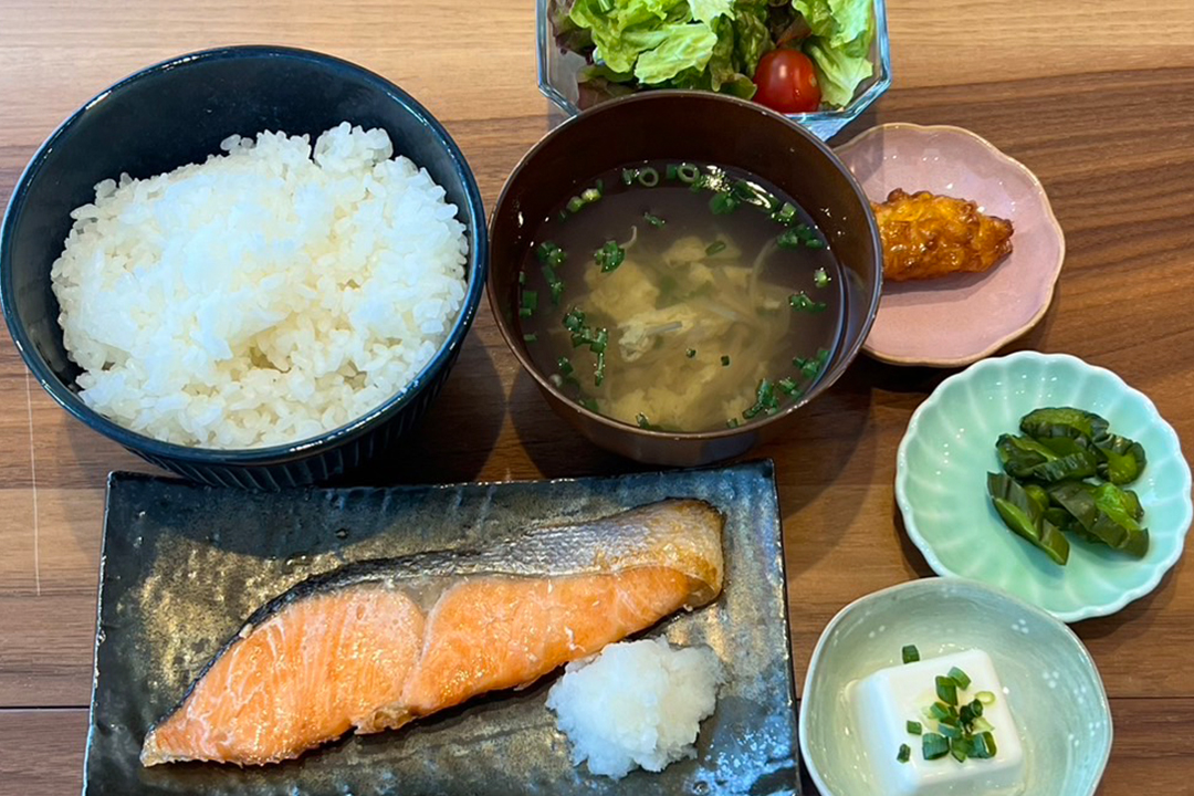 鮭の塩焼き定食。富山県砺波市の定食・居酒屋サンタス食堂のフードメニュー。