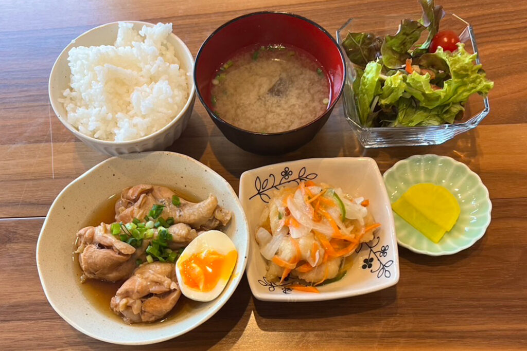 鶏のほろほろ煮定食。富山県砺波市の定食・居酒屋サンタス食堂のフードメニュー。