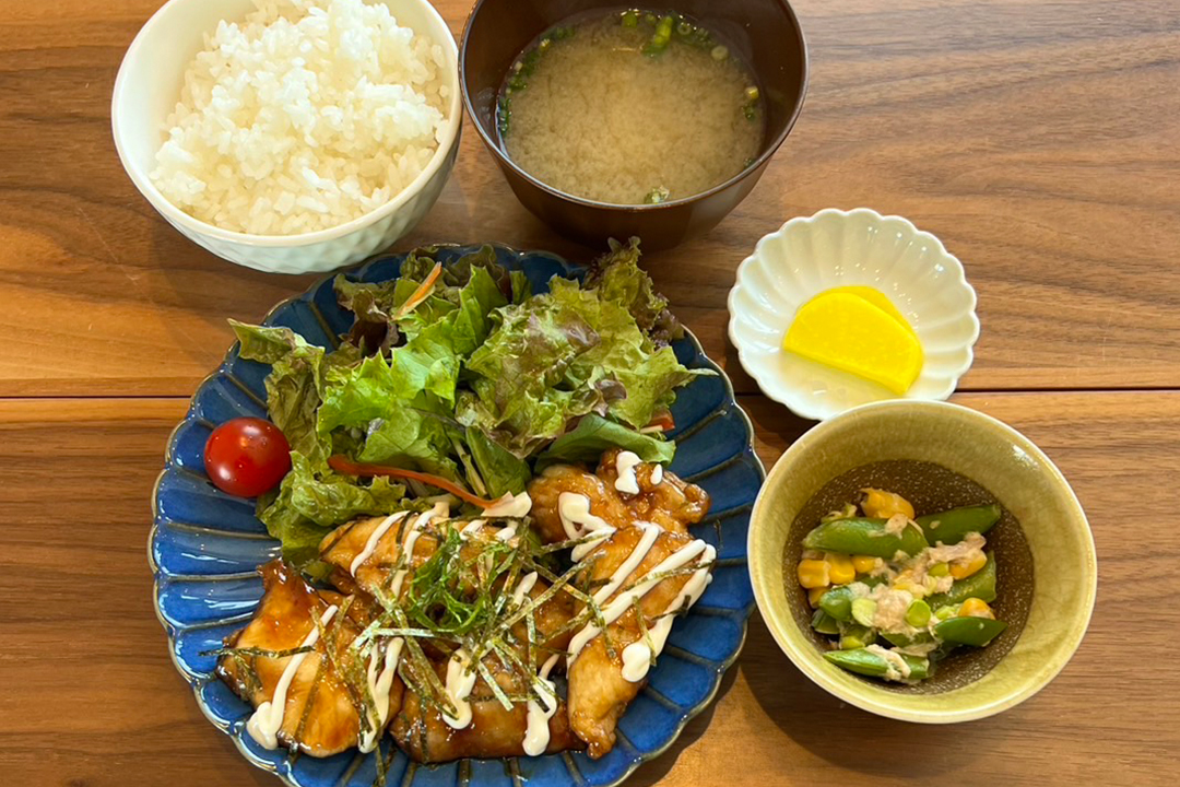 鶏のマヨポン梅風味定食。富山県砺波市の定食・居酒屋サンタス食堂のフードメニュー。