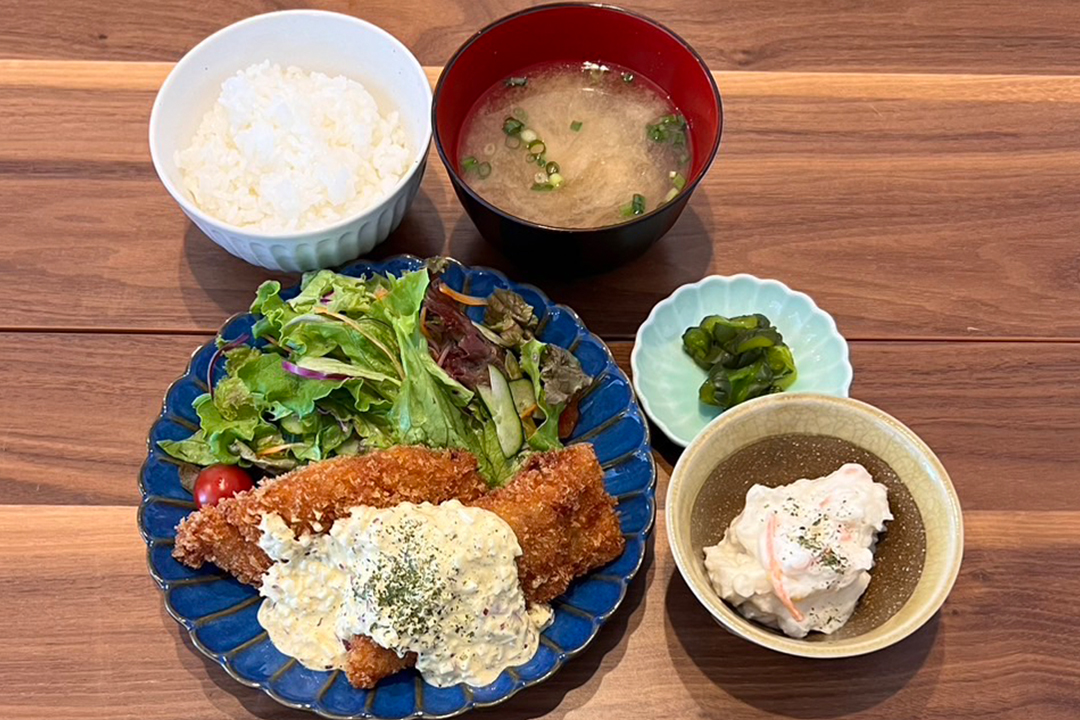 たらのフライタルタルソース定食。富山県砺波市の定食・居酒屋サンタス食堂のフードメニュー。