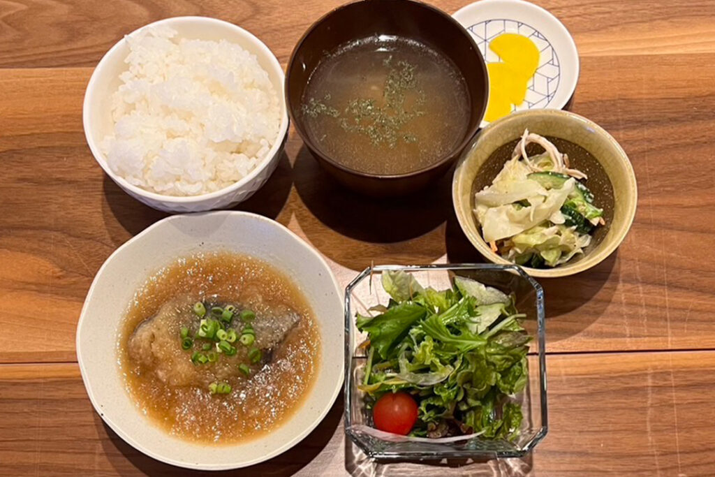 ぶりのみぞれ煮定食。富山県砺波市の定食・居酒屋サンタス食堂のフードメニュー。