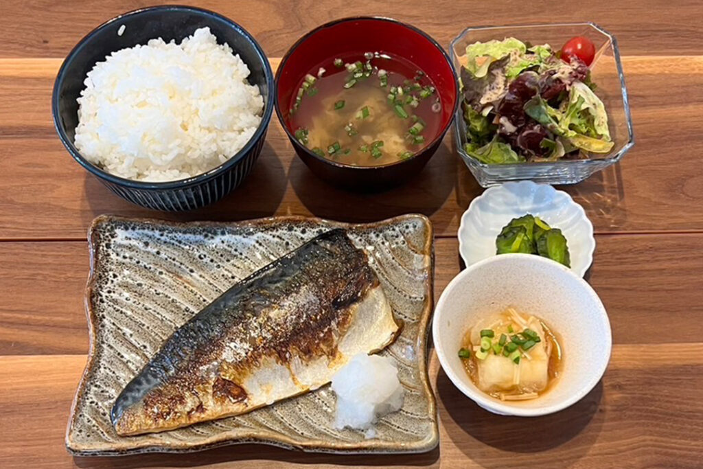 サバの塩焼き定食。富山県砺波市の定食・居酒屋サンタス食堂のフードメニュー。