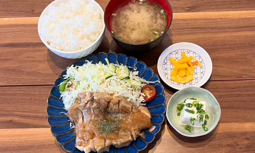 チキンステーキ定食。富山県砺波市の定食・居酒屋サンタス食堂のフードメニュー。