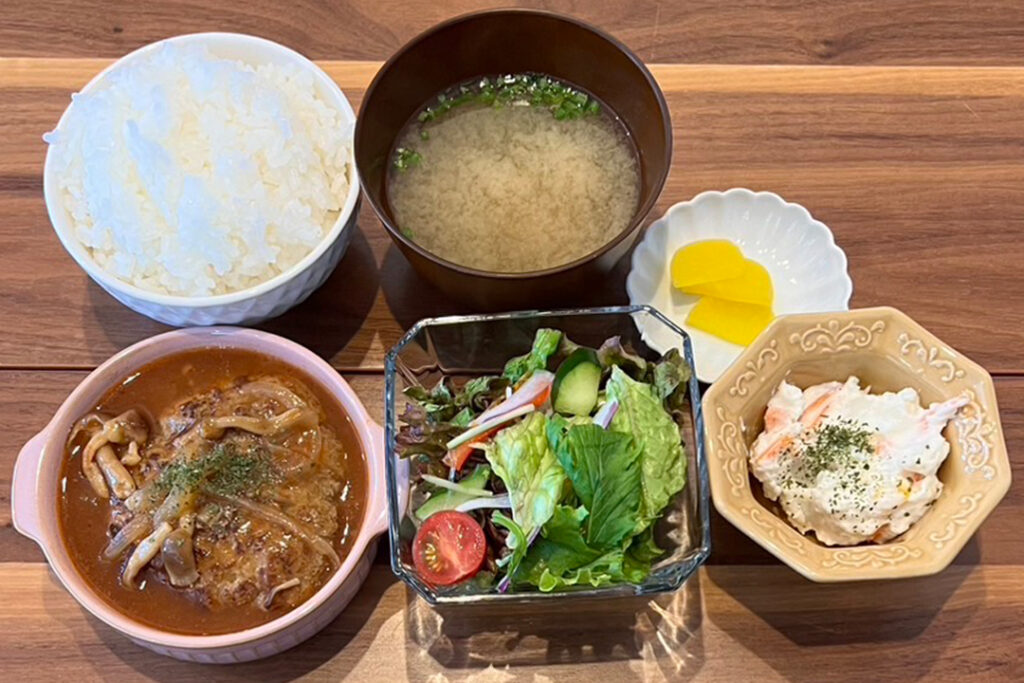 煮込みハンバーグ定食。富山県砺波市の定食・居酒屋サンタス食堂のフードメニュー。