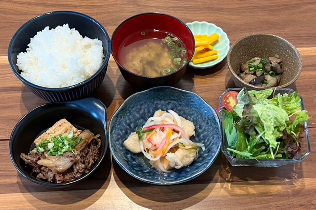 肉豆腐と鶏の南蛮漬け定食。富山県砺波市の定食・居酒屋サンタス食堂のフードメニュー。