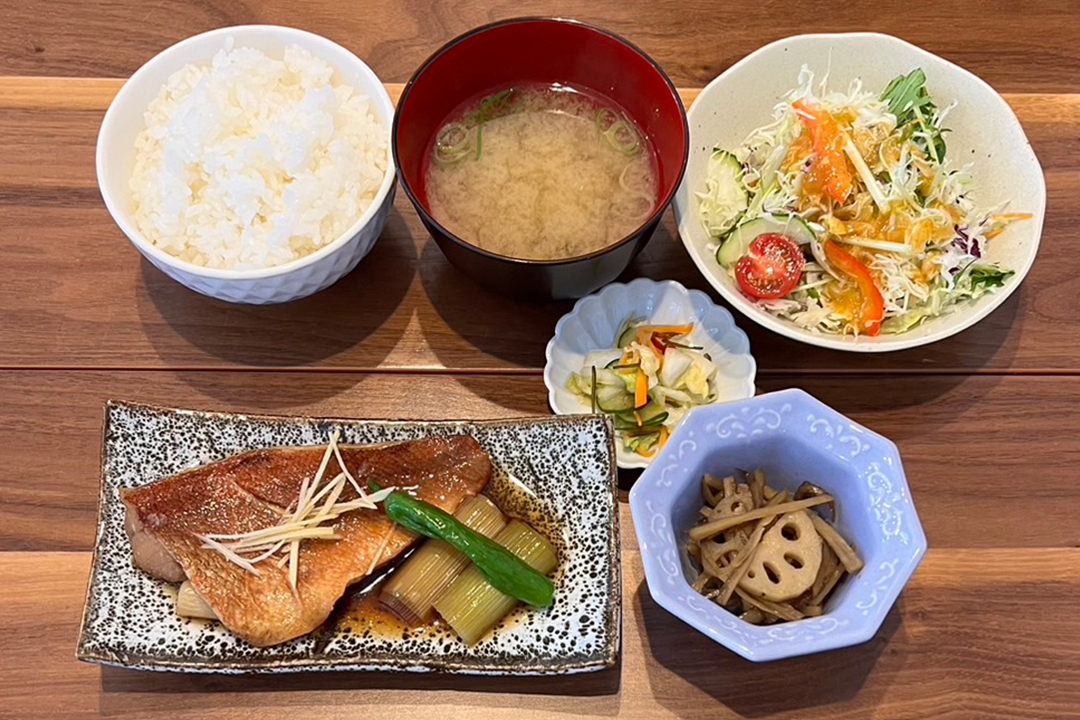赤魚の煮付け定食。富山県砺波市の定食・居酒屋サンタス食堂のフードメニュー。