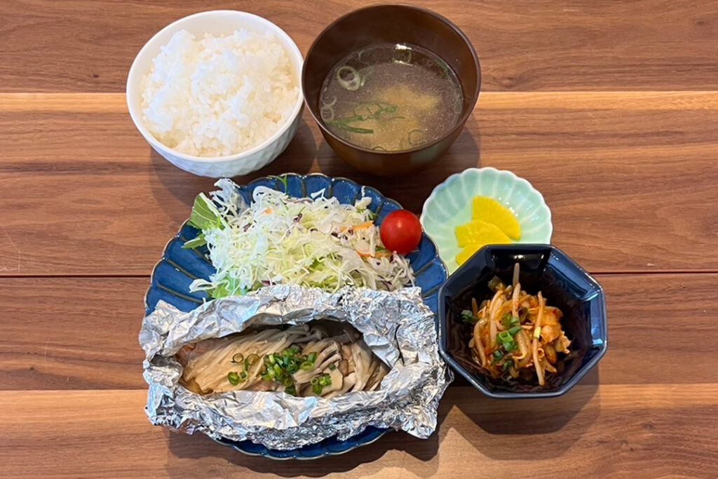 鮭とキノコのホイル焼き定食。富山県砺波市の定食・居酒屋サンタス食堂のフードメニュー。