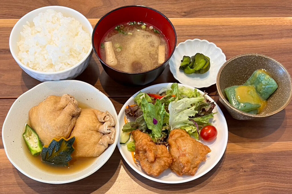 鶏つみれの巾着煮定食。富山県砺波市の定食・居酒屋サンタス食堂のフードメニュー。