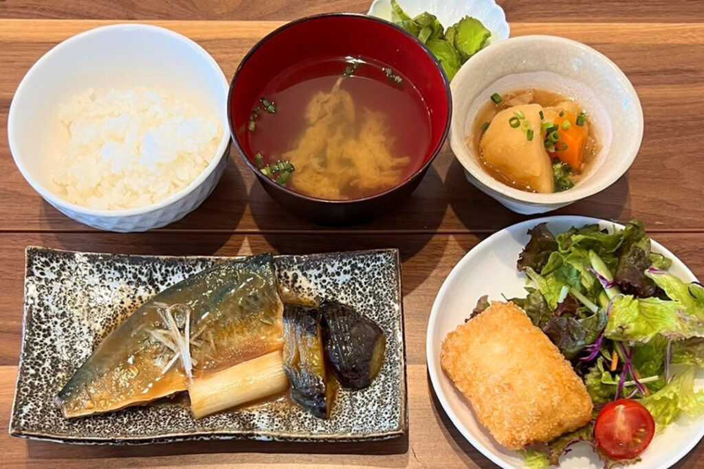 サバの味噌煮定食。富山県砺波市の定食・居酒屋サンタス食堂のフードメニュー。