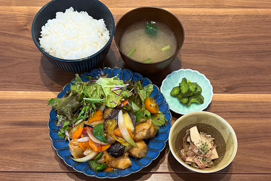 夏野菜と鶏の甘酢あんかけ定食。富山県砺波市の定食・居酒屋サンタス食堂のフードメニュー。