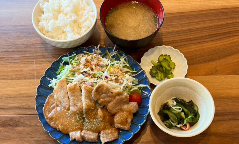 ポークソテー定食。富山県砺波市の定食・居酒屋サンタス食堂のフードメニュー。