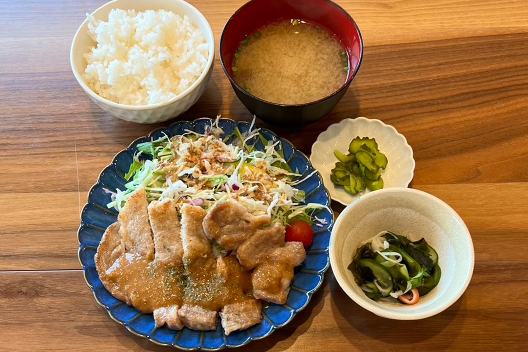 豚のソテー定食。富山県砺波市の定食・居酒屋サンタス食堂のフードメニュー。