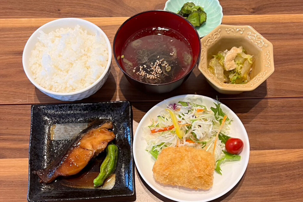 銀ダラの照り焼き定食。富山県砺波市の定食・居酒屋サンタス食堂のフードメニュー。