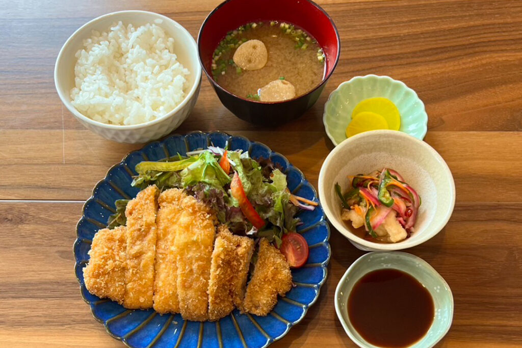 とんかつ定食。富山県砺波市の定食・居酒屋サンタス食堂のフードメニュー。