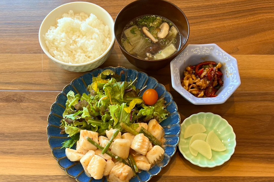 イカの明太ソース炒め定食。富山県砺波市の定食・居酒屋サンタス食堂のフードメニュー。