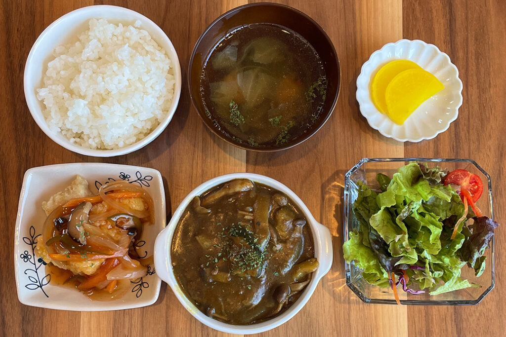 ハンバーグカレーソース3定食。富山県砺波市の定食・居酒屋サンタス食堂のフードメニュー。