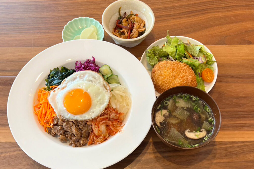 ビビンバ定食。富山県砺波市の定食・居酒屋サンタス食堂のフードメニュー。