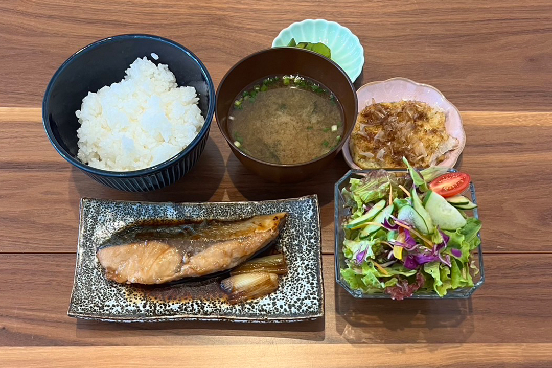 ブリの照り焼き定食。富山県砺波市の定食・居酒屋サンタス食堂のフードメニュー。