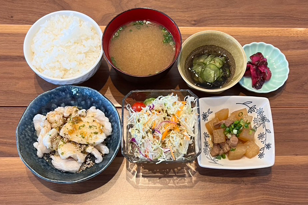 水晶鶏定食。富山県砺波市の定食・居酒屋サンタス食堂のフードメニュー。