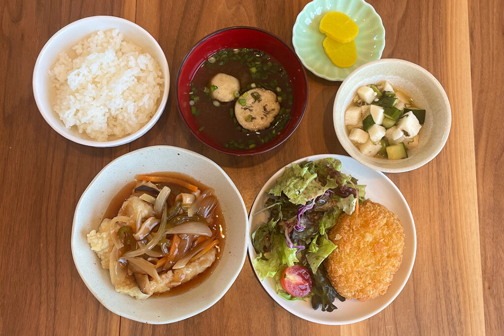 白身魚のあんかけ定食。富山県砺波市の定食・居酒屋サンタス食堂のフードメニュー。