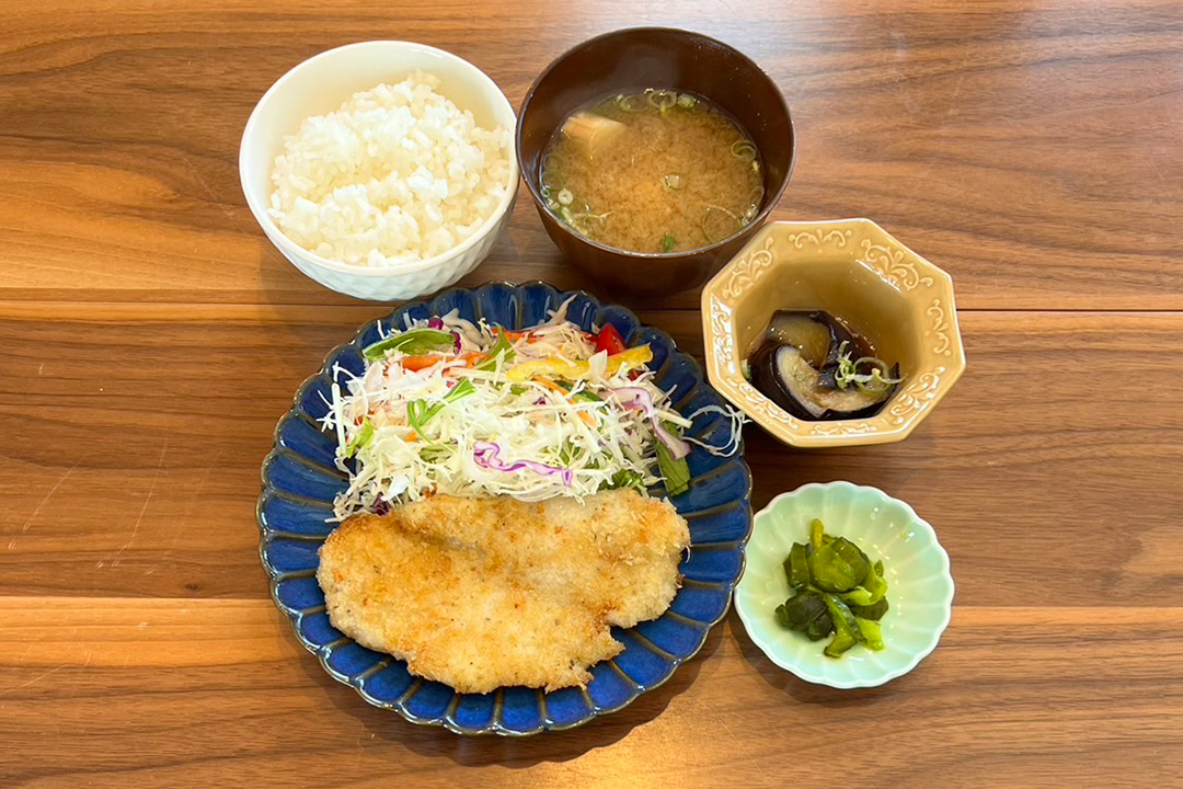 白身魚のチーズパン粉焼き定食。富山県砺波市の定食・居酒屋サンタス食堂のフードメニュー。