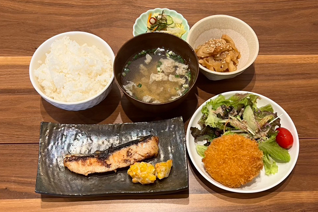 鮭の西京焼き定食。富山県砺波市の定食・居酒屋サンタス食堂のフードメニュー。