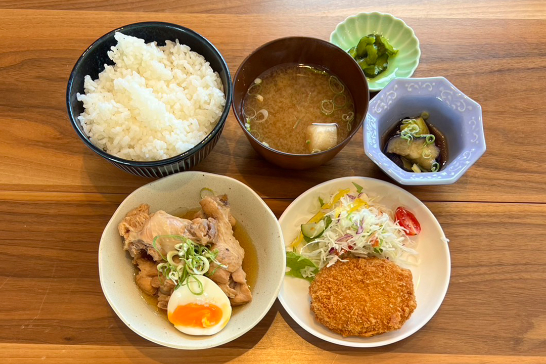 鶏のほろほろ煮定食。富山県砺波市の定食・居酒屋サンタス食堂のフードメニュー。