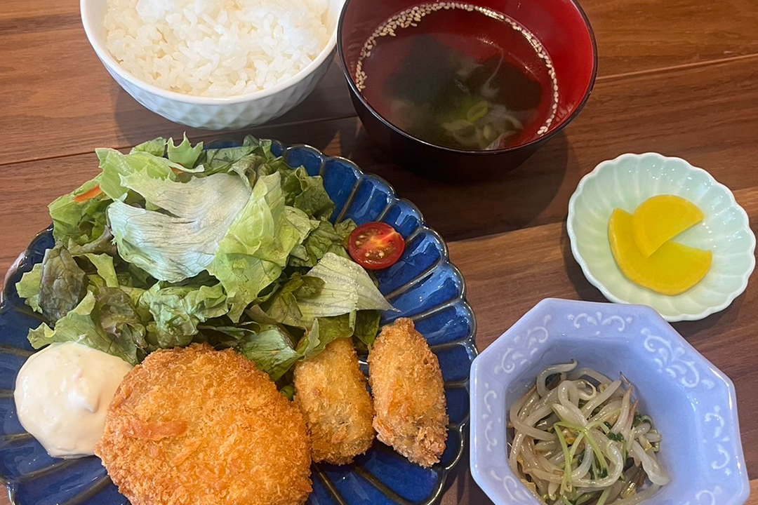 カキフライとコロッケ定食。富山県砺波市の定食・居酒屋サンタス食堂のフードメニュー。