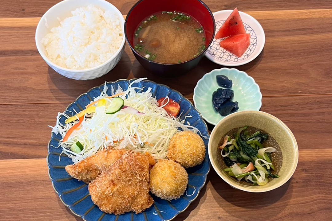 チキンカツ定食。富山県砺波市の定食・居酒屋サンタス食堂のフードメニュー。