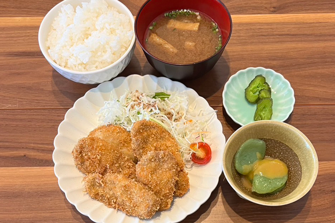 ヒレカツ定食。富山県砺波市の定食・居酒屋サンタス食堂のフードメニュー。