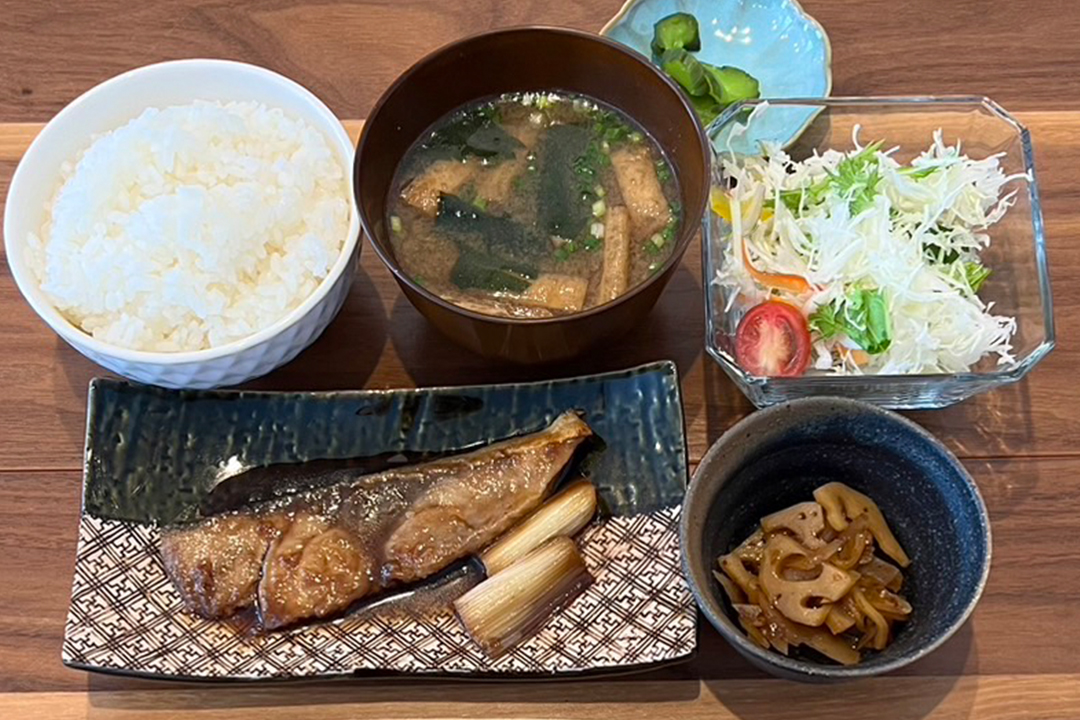 ブリの照り焼き定食。富山県砺波市の定食・居酒屋サンタス食堂のフードメニュー。