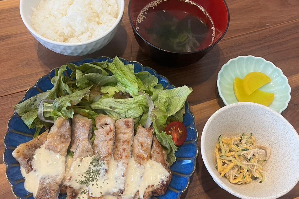 ポークソテークリーミージンジャーソース定食。富山県砺波市の定食・居酒屋サンタス食堂のフードメニュー。