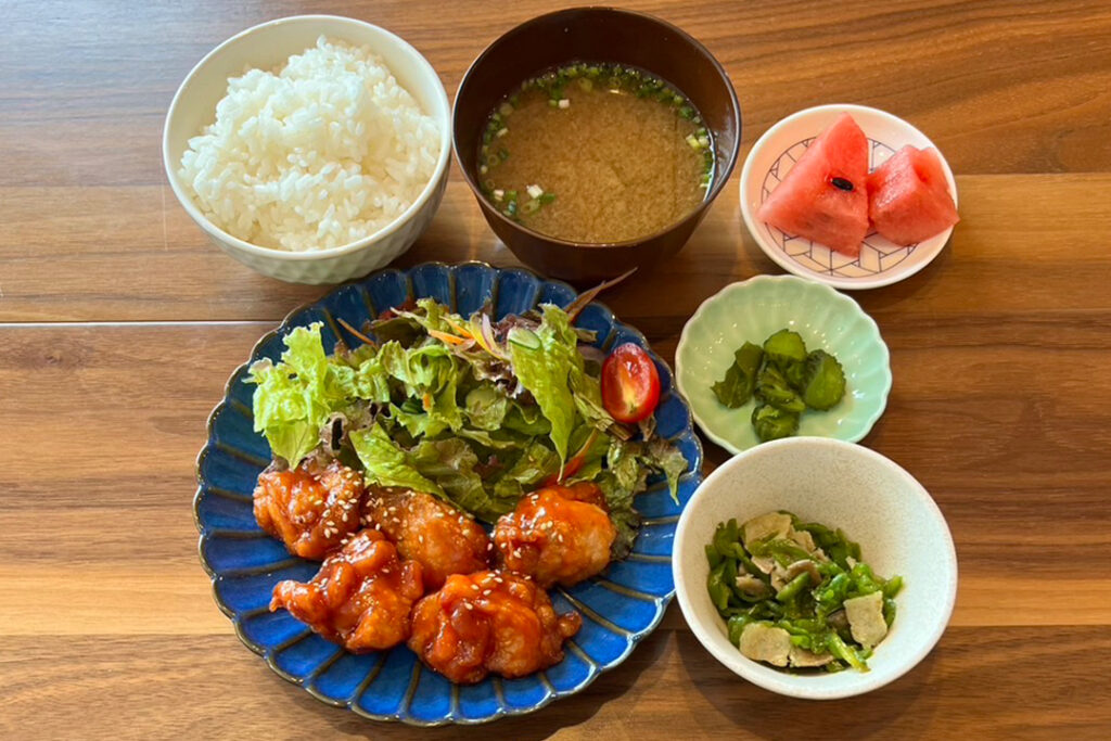 ヤンニョムチキン定食。富山県砺波市の定食・居酒屋サンタス食堂のフードメニュー。