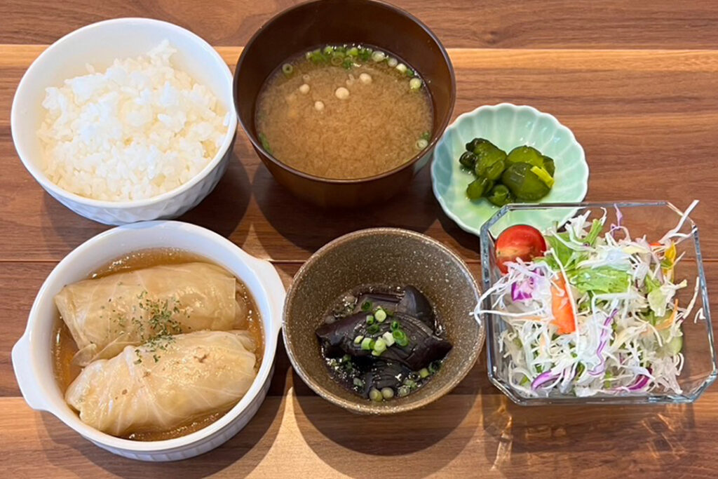 ロールキャベツ定食。富山県砺波市の定食・居酒屋サンタス食堂のフードメニュー。