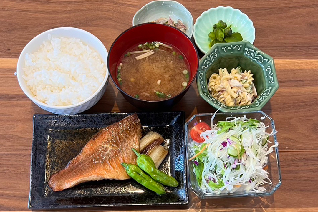 赤魚の煮付け定食。富山県砺波市の定食・居酒屋サンタス食堂のフードメニュー。